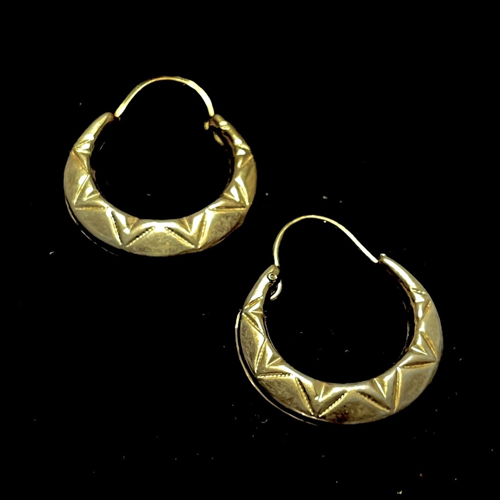 Gold toned decorative vintage dainty hoop earrings
